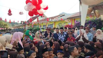  Penyerahan Anak Ku Tengku Guru SD Pante Raya  