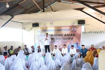 Penyerahan Siswa Baru di  SMPN 1 Wih Pesam