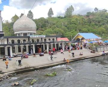Keindahan Masjid Al-Munawwarah, Harmoni Spiritual dan Alam Memukau