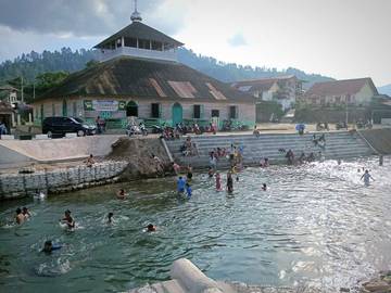Keceriaan Warga Mandi di Sungai Peusangan Asir-Asir