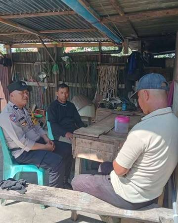 Bhabinkamtibmas Polsek Syiah Utama Sambang Desa Tembolon
