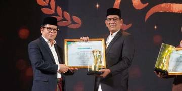 Mualem Raih Penghargaan Kepala Daerah Peduli Pesantren