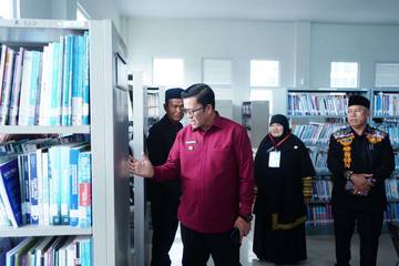 Bupati Haili Hadiri Bedah Buku Koleksi Perpustakaan