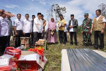 Bupati Haili Serahkan Bantuan Korban Kebakaran diKampung Kung