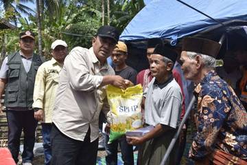 Wabup Muchsin Salurkan Bantuan Korban Kebakaran diKampung Delung