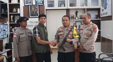 Warga Bener Meriah Serahkan Senjata Api Rakitan ke Polres