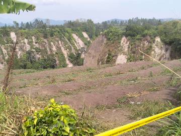 Tanah Amblas Pondok Balik Terus Melebar, Jalan Ditutup