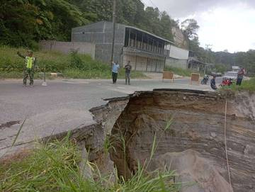 Jalan Jamur Ujung  Amblas, Pengguna Jalan Diminta Berhati-Hati