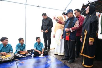 Mendikdasmen Tinjau Kelas Darurat  di SMPN 22 Takengon