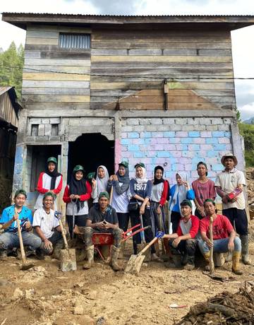 KKN Relawan Unimal Bersihkan Rumah Warga Kampung Tebuk