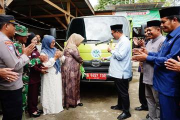 Bupati Serahkan Dump Truck Untuk Sampah Barokah Jaya