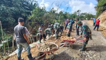 Warga Tanjung Pura Bener Meriah Perbaiki Jalan Amblas 