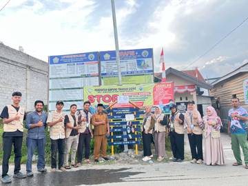 Peduli Lingkungan Mahasiswa KPM Buat Plang Sampah 