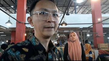 Mencuci Sayur dan Buah di Air Bersih Mengalir 