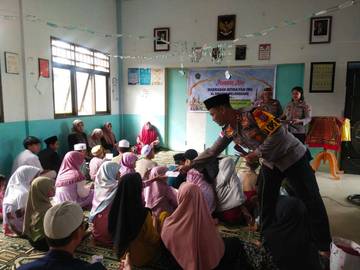 ​Berkah Ramadhan, Kapolres  Talaud Bagikan Takjil di MI  Al Hidayah
