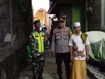 ​Patroli TNI - POLRI  Pengamanan Sholat Tarawih di Masjid Al Anzar Lirung.