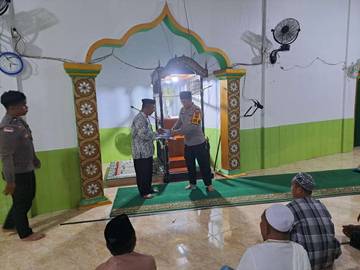 ​Kapolres Berikan Tali Asih Kepada Jamaah Masjid Asy-Syuhada Beo