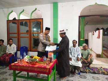 ​Kapolres  Talaud Serahkan Tali Asih di Masjid Al Inayah