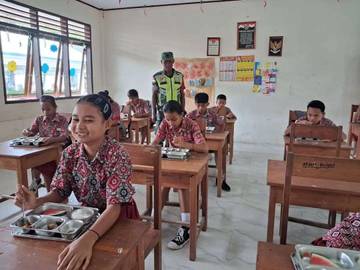 ​Babinsa Dampingi Pemberian MBG SD Bowombaru ​