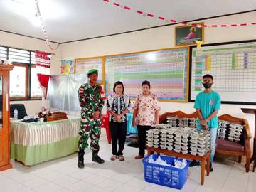 ​Babinsa Lirung Kawal Penyaluran 909 Paket Makan Bergizi