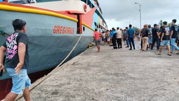 Babinsa Bantu Penumpang Turun Dari Kapal