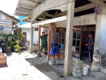 Babinsa Bantu Warga Bangun Teras Rumah
