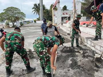 ​Personel Satgas Pamputer Miangas Bangun Patung Pahlawan Are