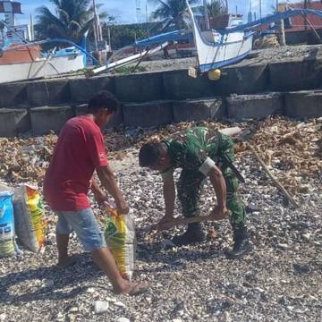 ​Babinsa Bersama Warga Gotong Royong Bangun Monumen Miangas