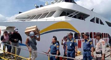 Polisi Jaga Keamanan Kapal Di Pelabuhan Melonguane 