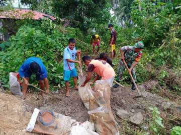  Koramil Essang Membantu Warga Menimbun Pondasi Rumah ​
