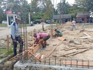 Babinsa dan Warga Bangun Koperasi Merah Putih ​