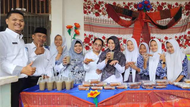 Bazar Makanan, Siswa SMPN 8 Tanjungbalai Berwirausaha