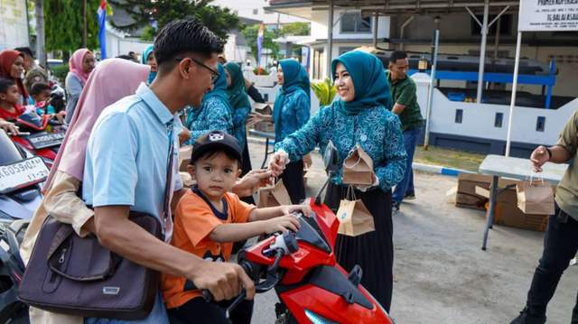 Mashandayani Berbagi Takjil untuk Masyarakat Tanjungbalai