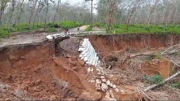 Jalan Desa Aek Tarum Terputus Akibat Longsor