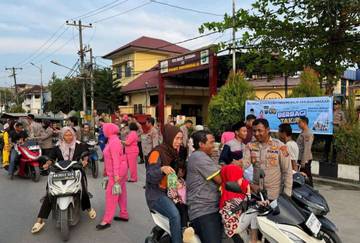 Polres Tanjungbalai Berbagi Takjil di Jalan Sudirman