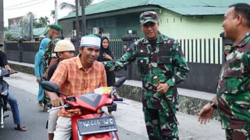Kodim 0208/Asahan Bagikan Takjil Berbuka bagi Masyarakat