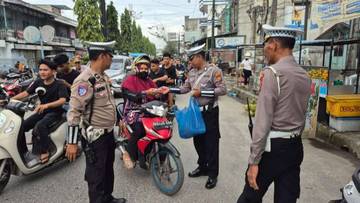 Satlantas Polres Tanjungbalai Bagi Takjil ke Pengguna Jalan