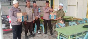 Polres Tanjungbalai Berbagi Takjil kepada Warga