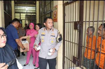 Polres Tanjungbalai Berbagi Takjil kepada Tahanan