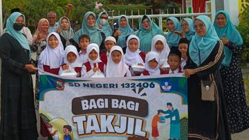 Bangun Karakter Peduli Siswa Melalui Berbagi Takjil