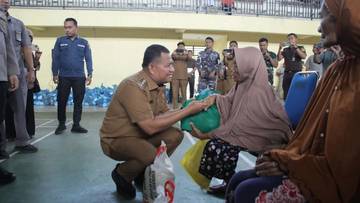 Pemkab Asahan Bagikan Bantuan Beras kepada Kaum Dhuafa 