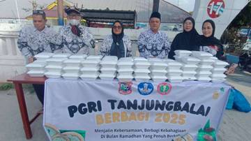PGRI Tanjungbalai Berbagi Takjil kepada Masyarakat