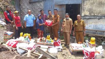 Dinsos Asahan Serahkan Bantuan Korban Bencana Angin Kencang