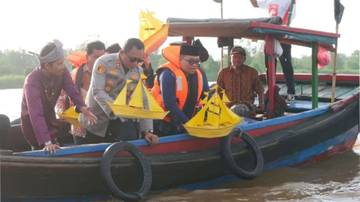 Ritus Budaya Menebar Hanyut Lancang sebagai Simbol Pembersihan