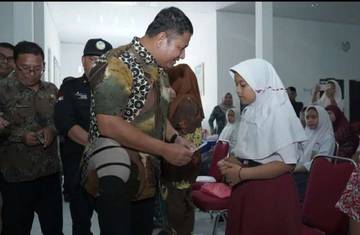 Wabup Asahan Serahkan Kartu BPJS Gratis dan KIP