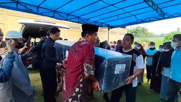 Isak Tangis Keluarga Pecah saat Jenazah Azwar Tiba