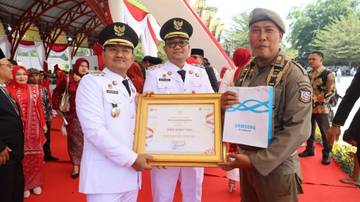 Idris Ma'ruf Sima Terima Penghargaan dari Wali Kota