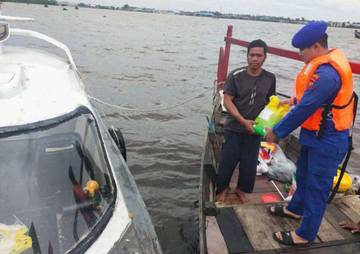 Satpolair Tanjungbalai Bagikan Beras Program Jumat Berkah