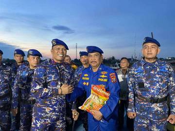 Polairud Tanjungbalai Berbagi untuk Nelayan