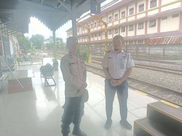 Polisi Sosialisasi Layanan 110 di Stasiun Tanjungbalai